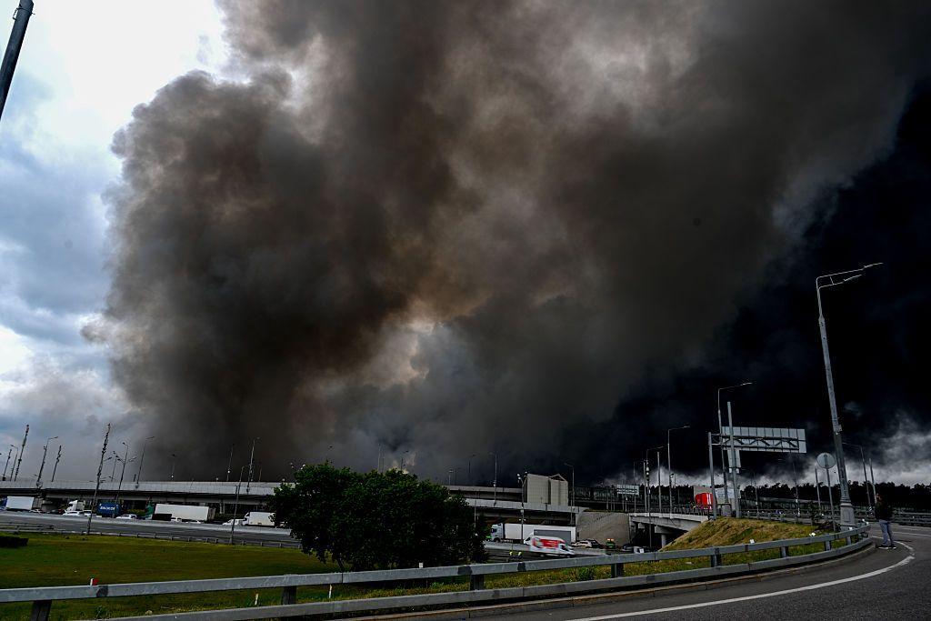 Humo tras carretera en Mosc&uacute;