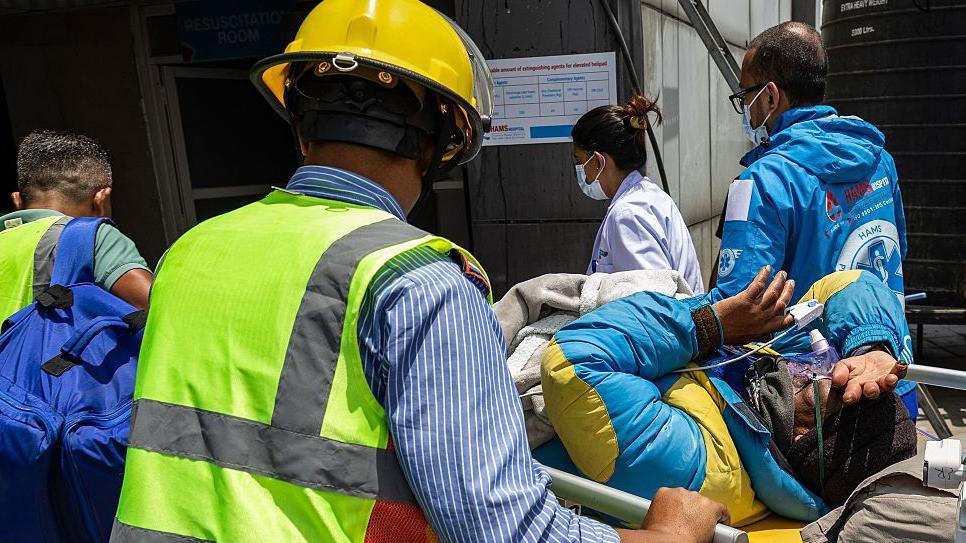 M&eacute;dicos y rescatistas transportan al monta&ntilde;ista Dawa Sherpa a su llegada al Hospital HAMS en Katmand&uacute;, el 4 de junio de 2026. 