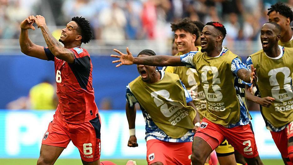El mediocampista de Cabo Verde # 06 Kevin Pina celebra con sus compa&ntilde;eros despu&eacute;s de anotar el primer gol de su equipo durante el partido de f&uacute;tbol del Grupo H de la Copa Mundial 2026 entre Uruguay y Cabo Verde en el Miami Stadium en Miami Gardens el 21 de junio de 2026. 