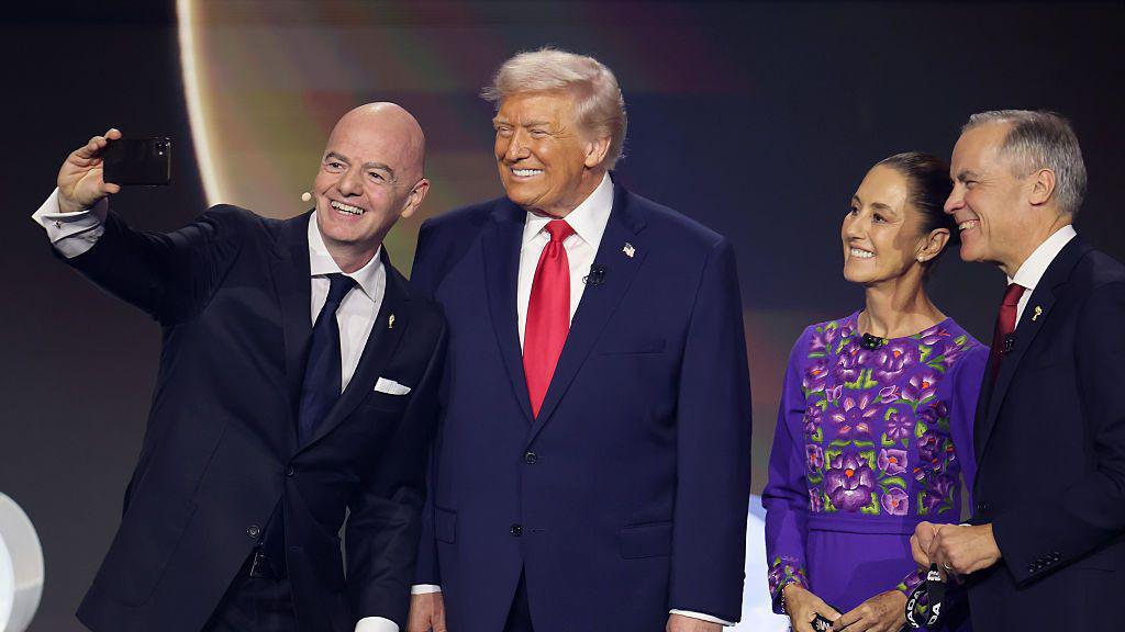 Gianni Infantino se toma una selfie con Donald Trump, Claudia Sheinbaum y Mark Carney.