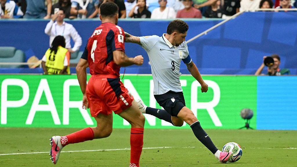 El centrocampista uruguayo Federico Valverde con la camiseta azul celeste y el n&uacute;mero 8 en el pecho golpea el bal&oacute;n durante el partido contra Cabo Verde