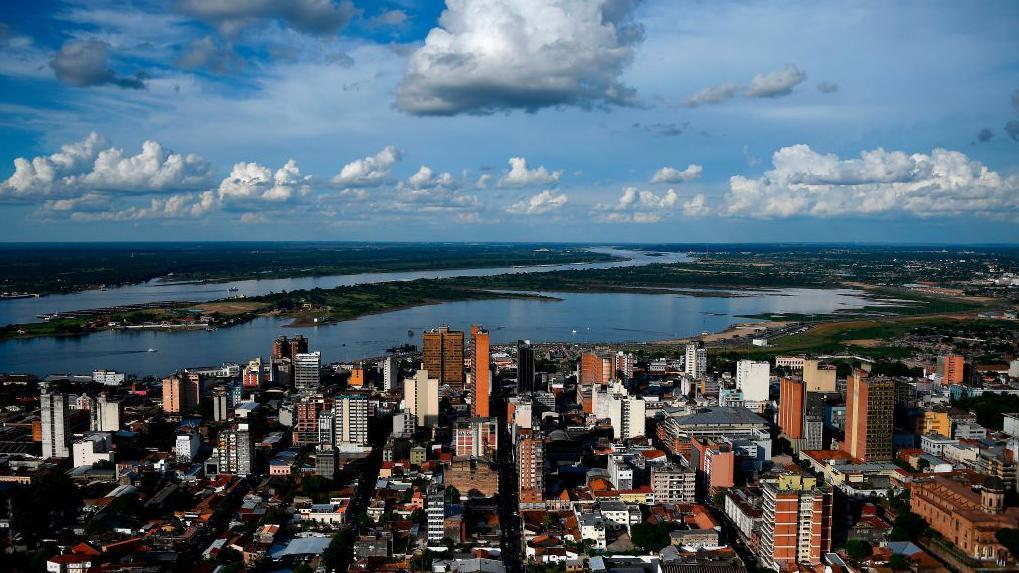 Asunci&oacute;n, la capital en un d&iacute;a soleado y con el cielo azul.