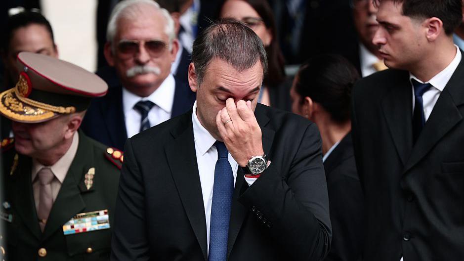 El jefe de gabinete argentino, Manuel Adorni, hace un gesto durante una ceremonia para conmemorar el 44.&ordm; aniversario de la Guerra de las Malvinas en la Plaza San Mart&iacute;n, el 2 de abril de 2026, en Buenos Aires, Argentina.