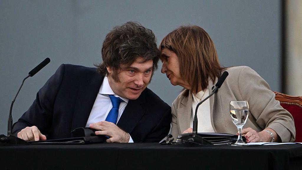 El presidente Javier Milei junto a la senadora Patricia Bullrich.