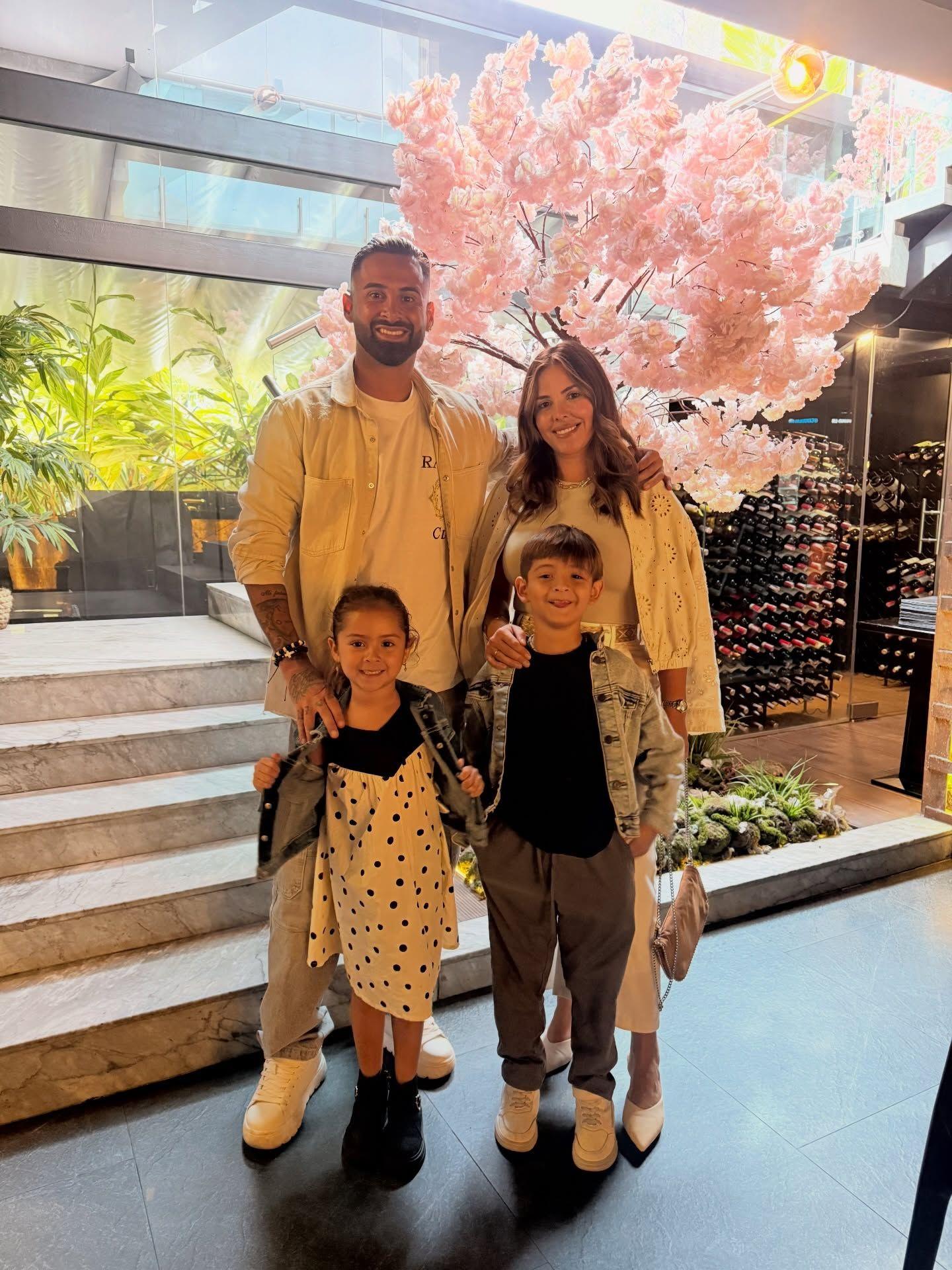 Lucas Trejo, su esposa Yanina y sus hijos Aar&oacute;n y Aihnoa posan en una foto familiar