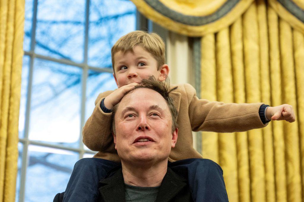 Elon Musk lleva a su hijo X &AElig; A-Xii sobre sus hombros mientras habla en el Despacho Oval.