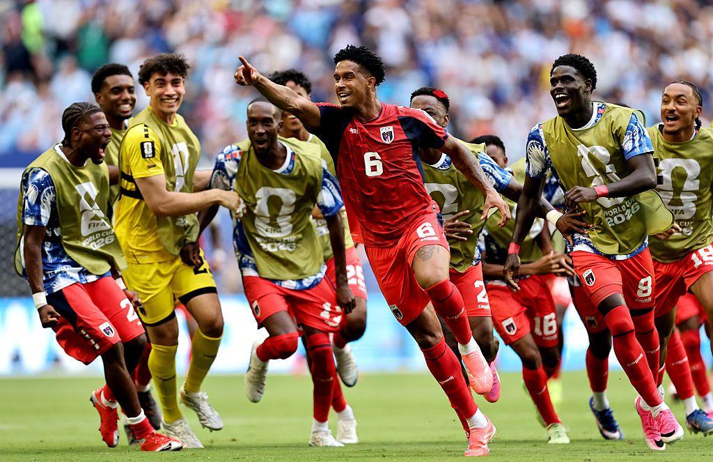 Kevin Pina de Cabo Verde celebra con sus compa&ntilde;eros de equipo despu&eacute;s de anotar el primer gol del equipo durante el partido del Grupo H de la Copa Mundial de la FIFA 2026 entre Uruguay y Cabo Verde en el Estadio de Miami el 21 de junio de 2026 en Miami Gardens, Florida. 