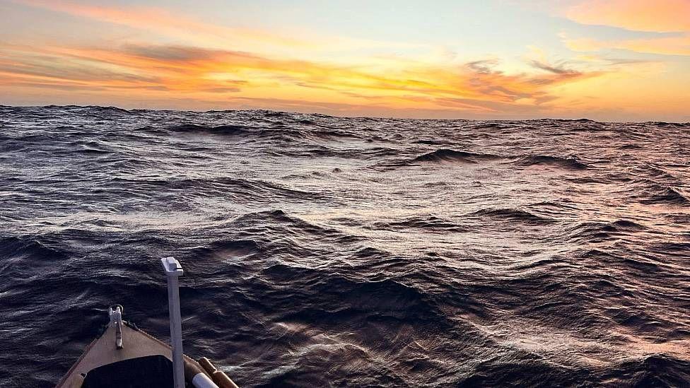 La vista del mar y el horizonte desde el bote Maiwar durante la traves&iacute;a