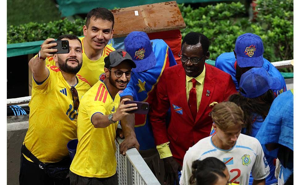 Aficionado colombianos se toman fotos con Lumumba Vea en el partido entre Colombia y Rep&uacute;blica Democr&aacute;tica del Congo