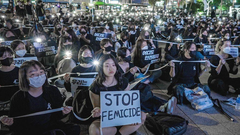 En una protesta en Se&uacute;l en 2022, una mujer sostiene un cartel que dice &laquo;detengan el feminicidio&raquo;.