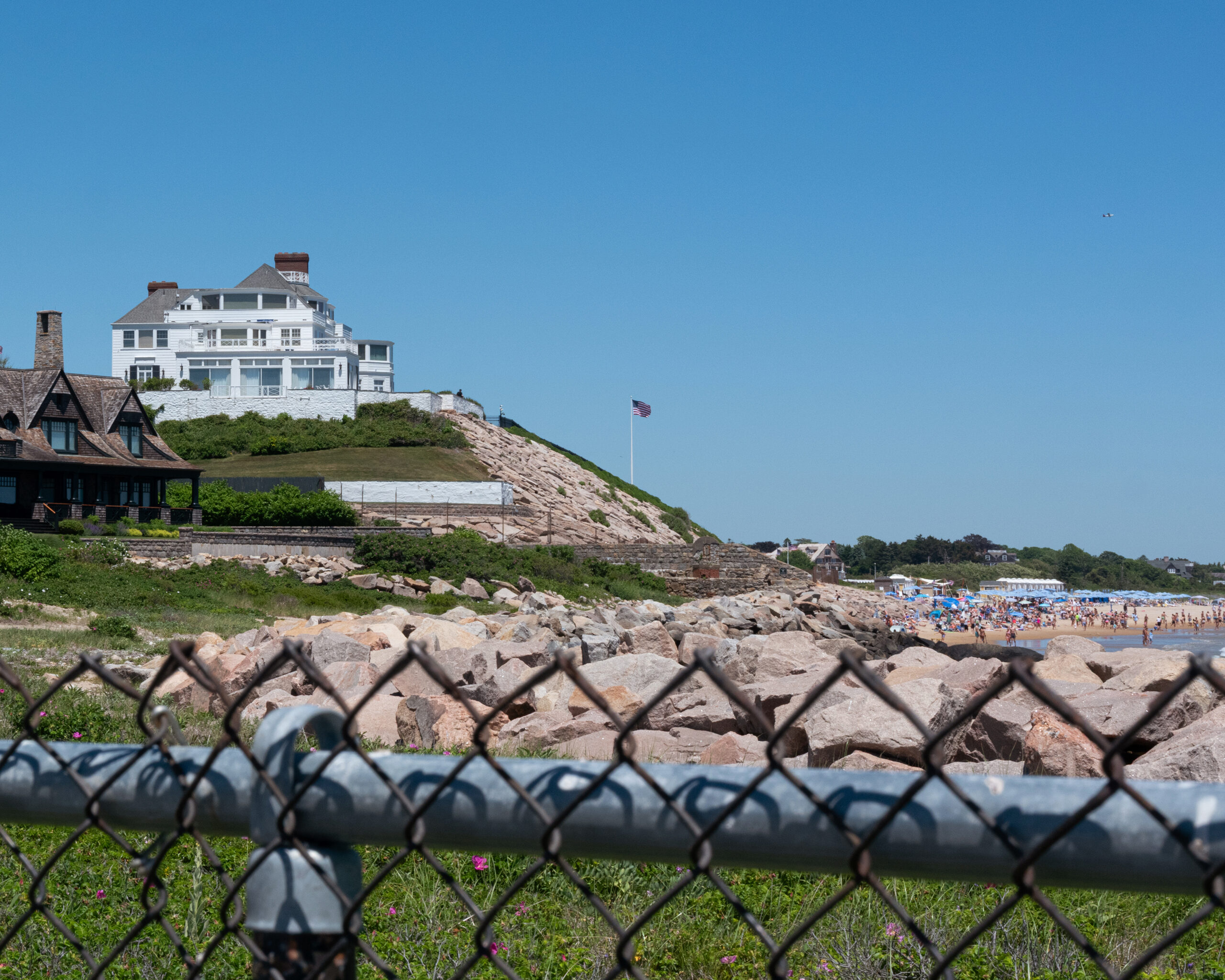 Taylor Swift no se casó en Rhode Island, pero los fans acudieron de cualquier forma.