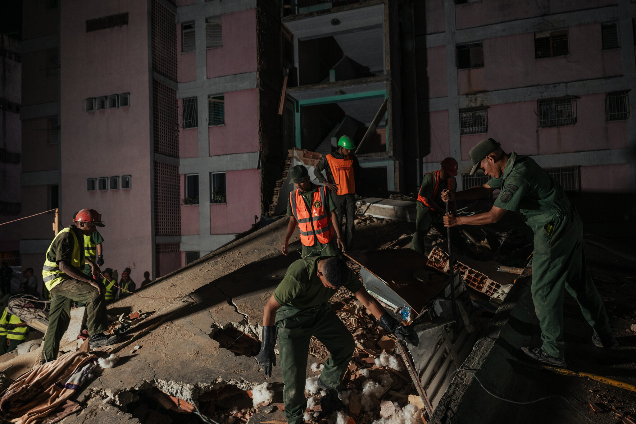 En las ciudades afectadas en Venezuela, los habitantes se preguntaban dónde estaba el ejército