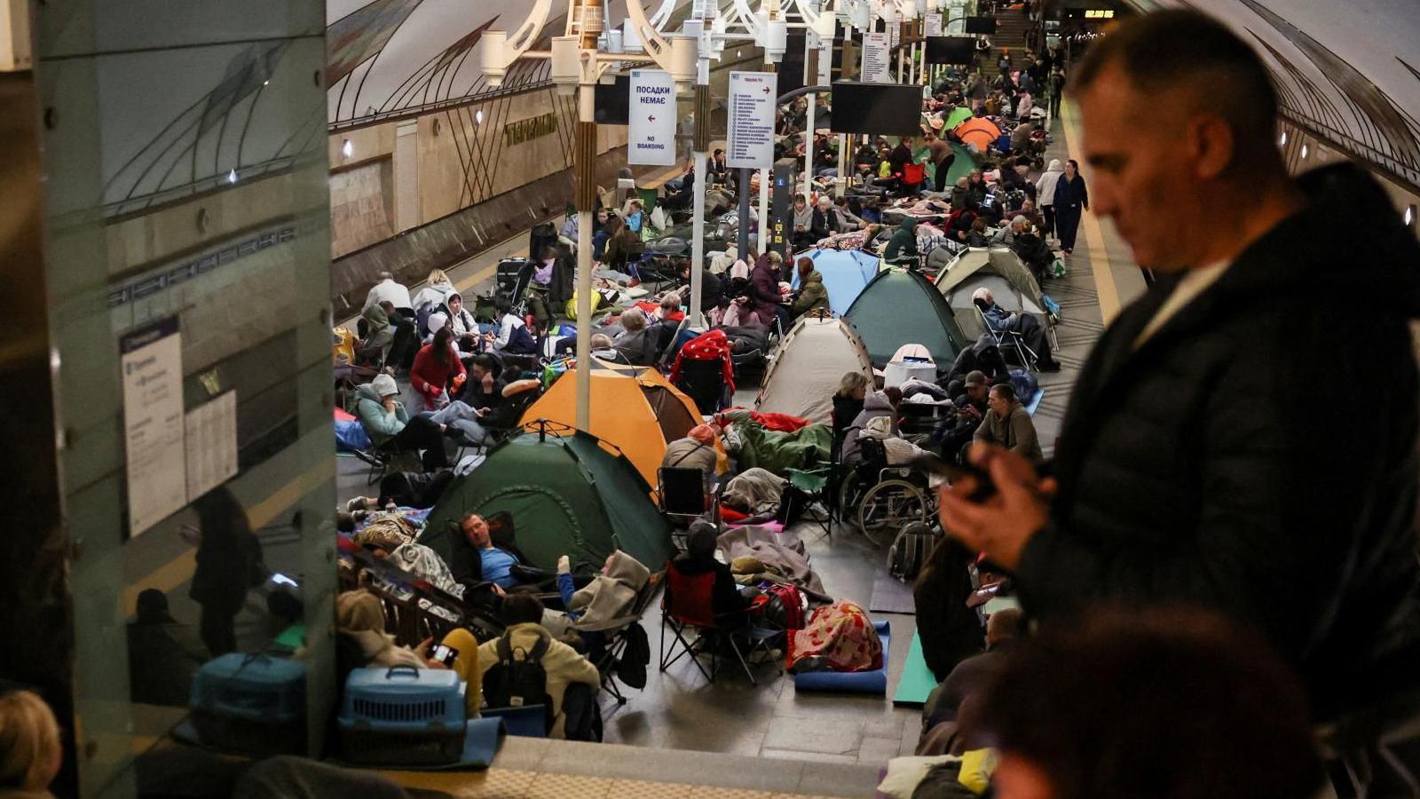 Personas se refugian en una estaci&oacute;n de metro durante un ataque a&eacute;reo ruso, en medio del ataque de Rusia contra Ucrania, en Kyiv (Ucrania).