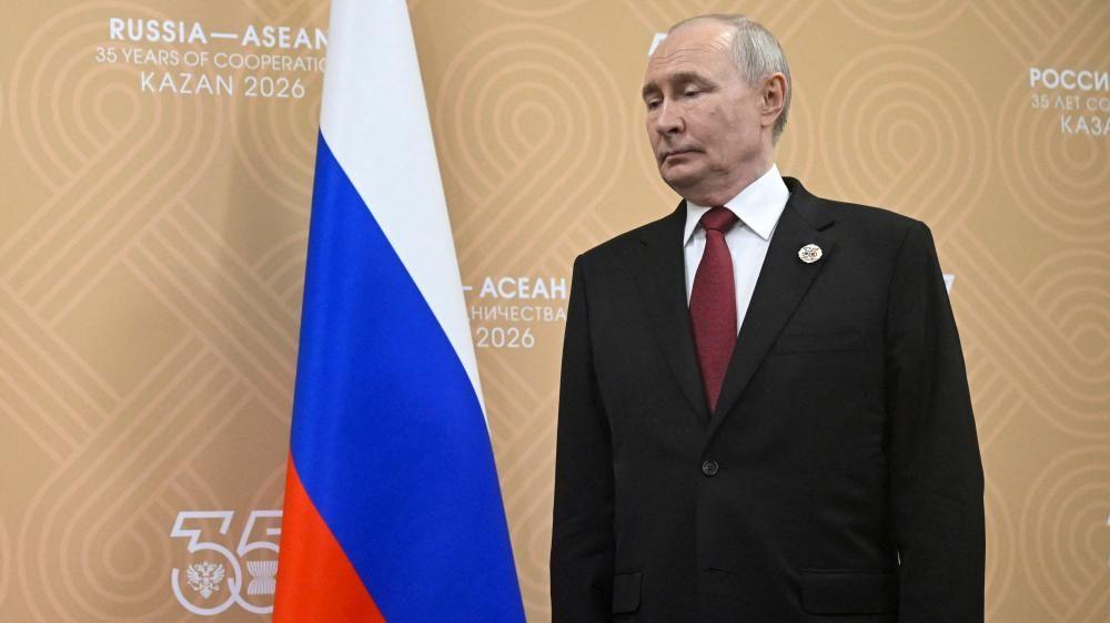 El presidente de Rusia, Vladimir Putin, aparece en la imagen antes de una reuni&oacute;n con el primer ministro de Camboya, Hun Manet, en el marco de la cumbre Rusia-ASEAN celebrada en Kaz&aacute;n el jueves 18 de junio.