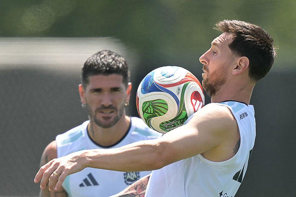 Lionel Messi en un entrenamiento de la selecci&oacute;n argentina con el bal&oacute;n en el pecho.