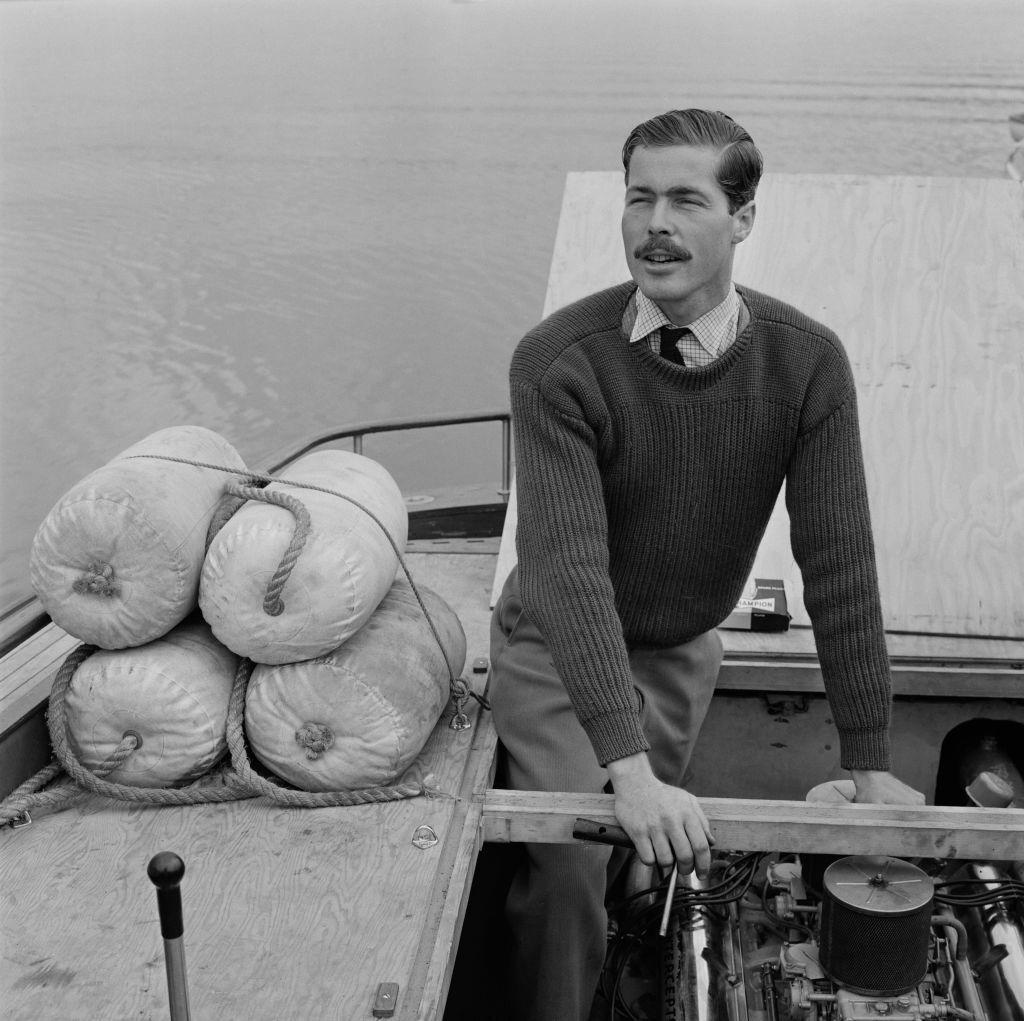 John Bingham, VII conde de Lucan (Lord Lucan) (1934-1974), fotografiado mientras trabajaba en el motor de su lancha White Migrant y se preparaba para competir en la carrera de lanchas "Daily Express" de Cowes a Torquay, en Inglaterra, el 4 de septiembre de 1963.