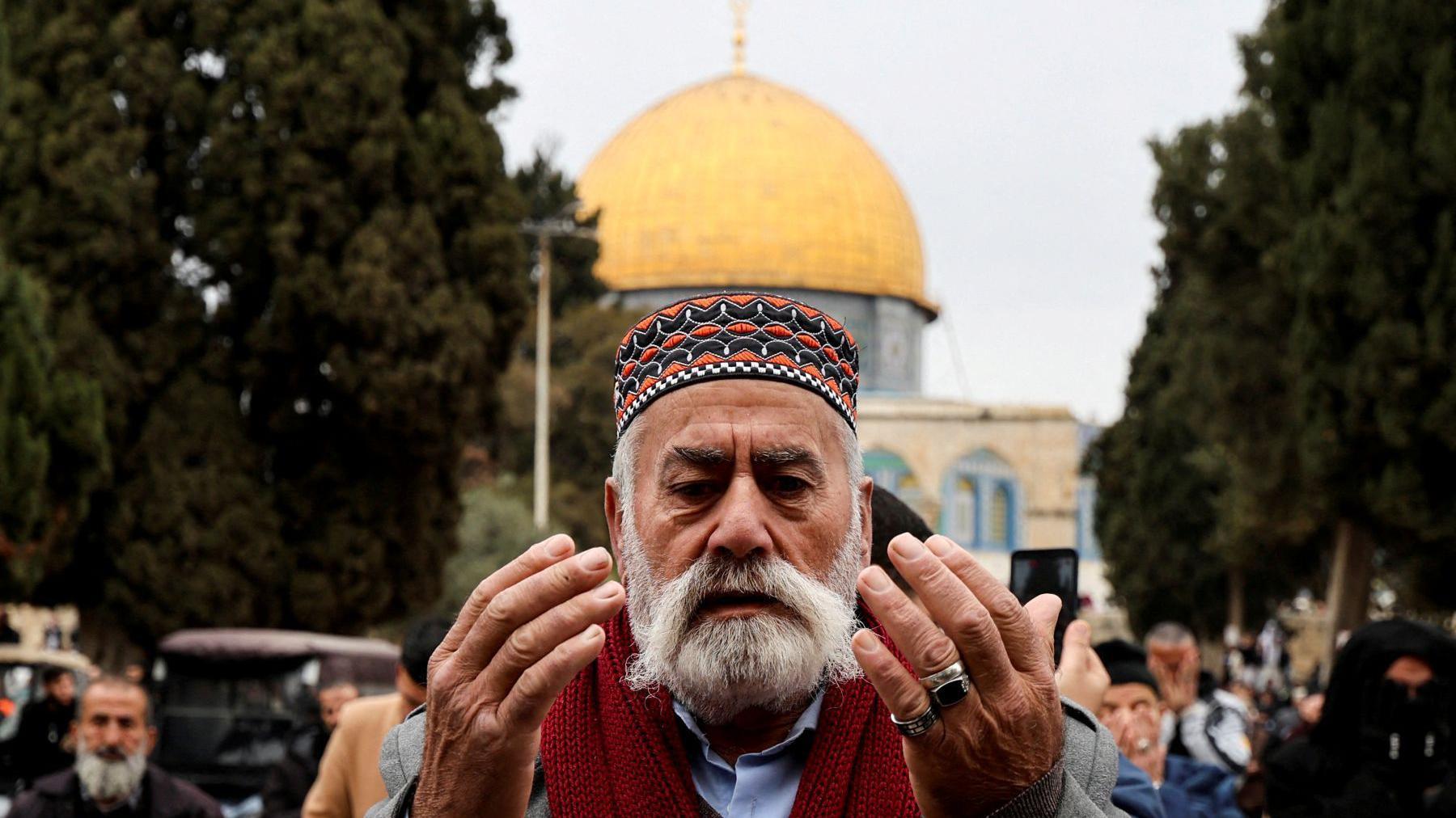 Un musulm&aacute;n reza en el exterior de la C&uacute;pula de la Roca al comienzo del Ramad&aacute;n de 2025.