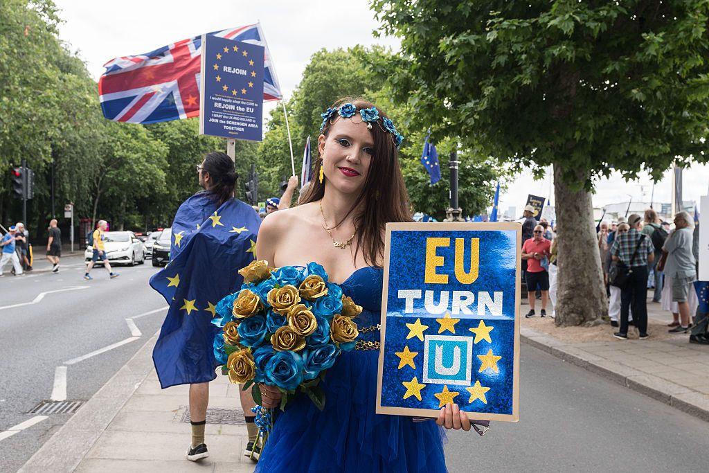 Una joven vestida con los colores de la bandera de la Uni&oacute;n Europea.