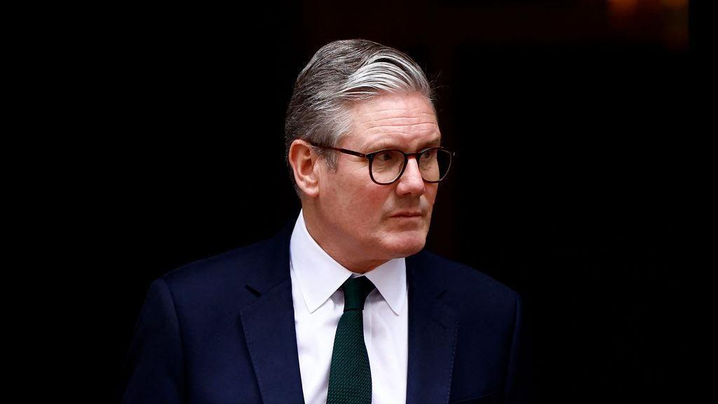 El primer ministro brit&aacute;nico, Keir Starmer, sale del n&uacute;mero 10 de Downing Street para recibir al sult&aacute;n de Om&aacute;n en Londres el 6 de agosto de 2024.