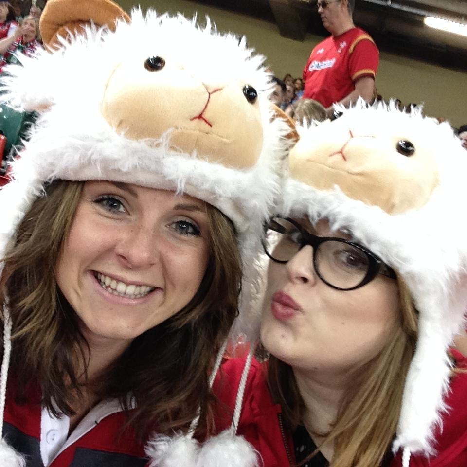 Gemma y Helen tom&aacute;ndose una selfie en la grada del Principality Stadium. 