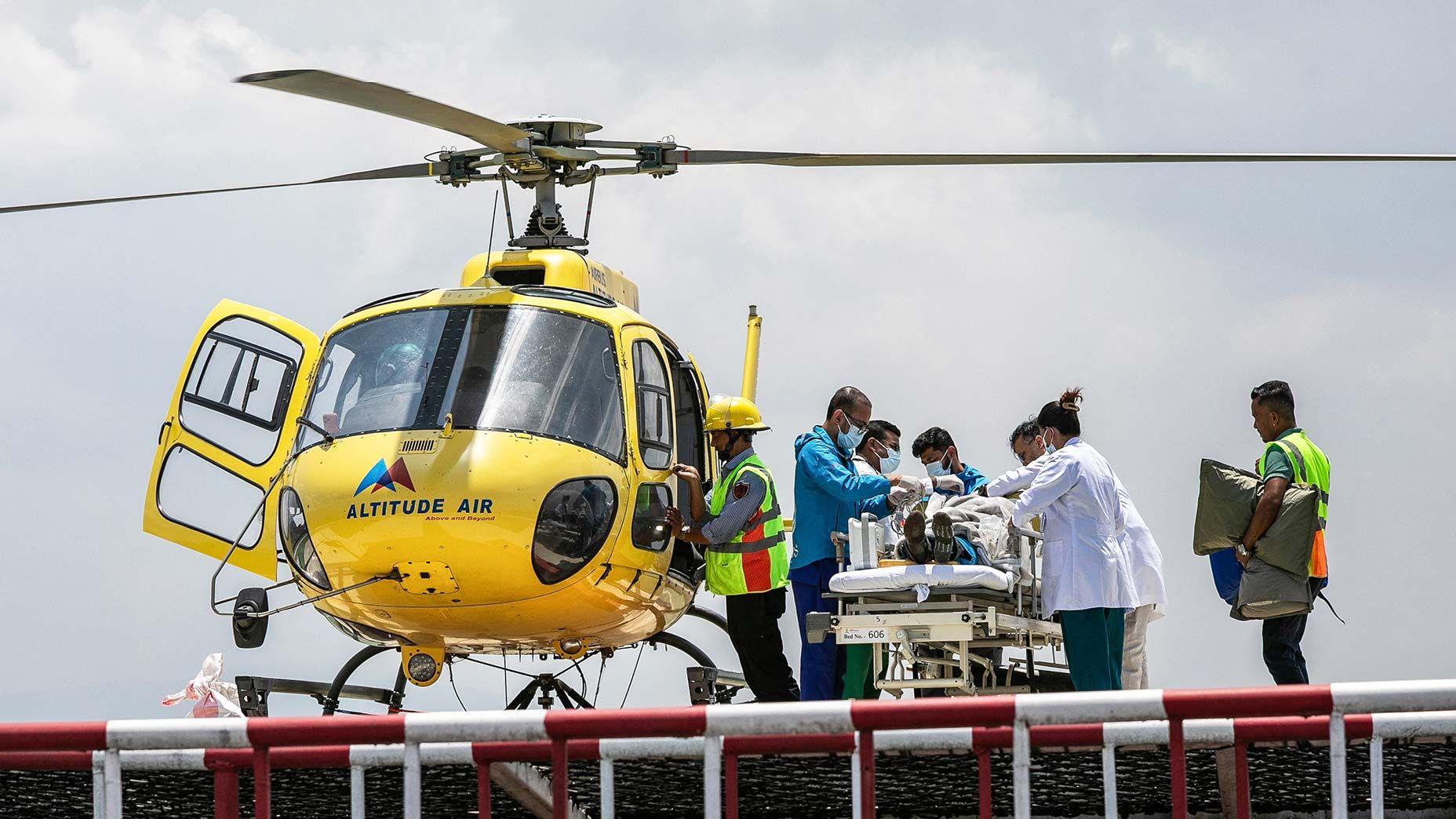 El sherpa dado por muerto en el Everest que fue encontrado “milagrosamente” cuando descendía por el hielo a rastras