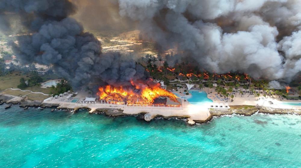 Imagen a&eacute;rea de una gran columna de humo y llamas sobre el Viva Wyndham Dominicus Beach.