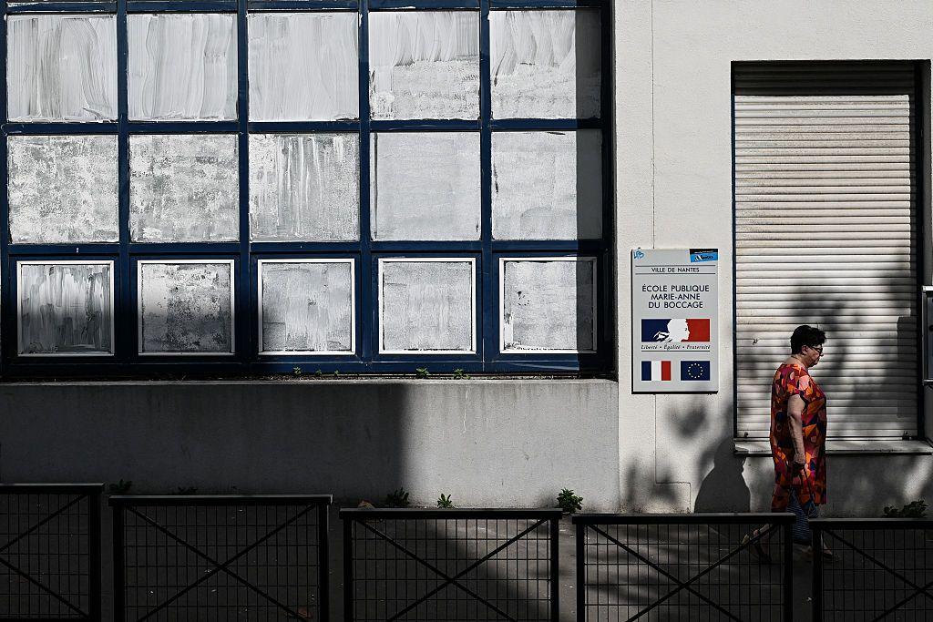Por qué en Francia están pintando las ventanas con tiza para combatir el calor