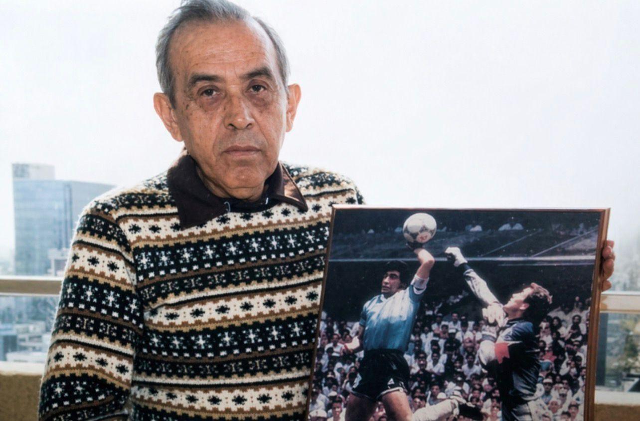 La historia de Alejandro Ojeda Carbajal, el fotógrafo mexicano que inmortalizó la “mano de Dios” de Maradona hace 40 años