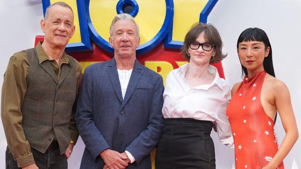 Tim Allen, Tom Hanks, Joan Cusack y Greta Lee en un acto de presentaci&oacute;n de "Toy Story 5", celebrado en el Odeon Luxe de Leicester Square, en el centro de Londres.
