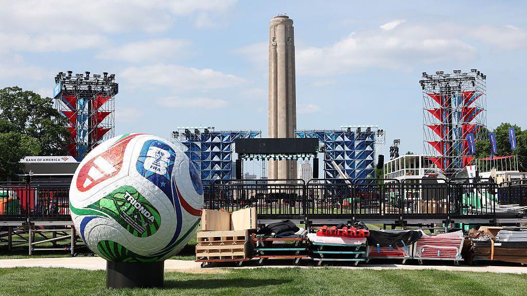 Un bal&oacute;n de f&uacute;tbol de la Copa del Mundo frente a una zona de aficionados que se construy&oacute; para el Mundial en Kansas City