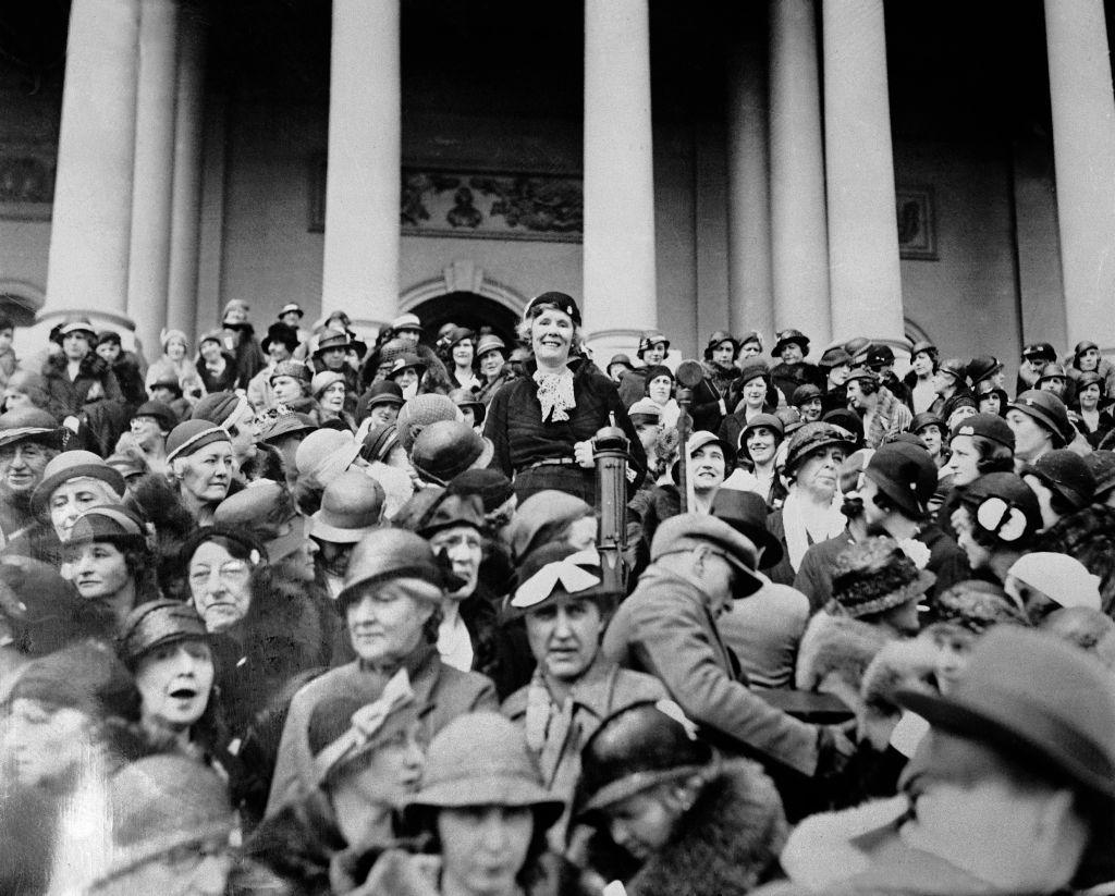 Pauline Sabin est&aacute; en medio de una multitud de mujeres en el capitolio de EEUUI, protestando contra la prohibici&oacute;n.
