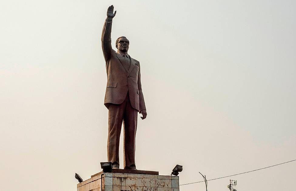 Por qué un hincha de la República Democrática del Congo se para como una estatua viviente en todos los partidos de su selección