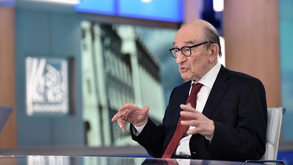 Alan Greenspan concediendo una entrevista en 2018. Est&aacute; sentado en el plat&oacute; de un programa de televisi&oacute;n y explica algo a un entrevistador que no aparece en imagen.
