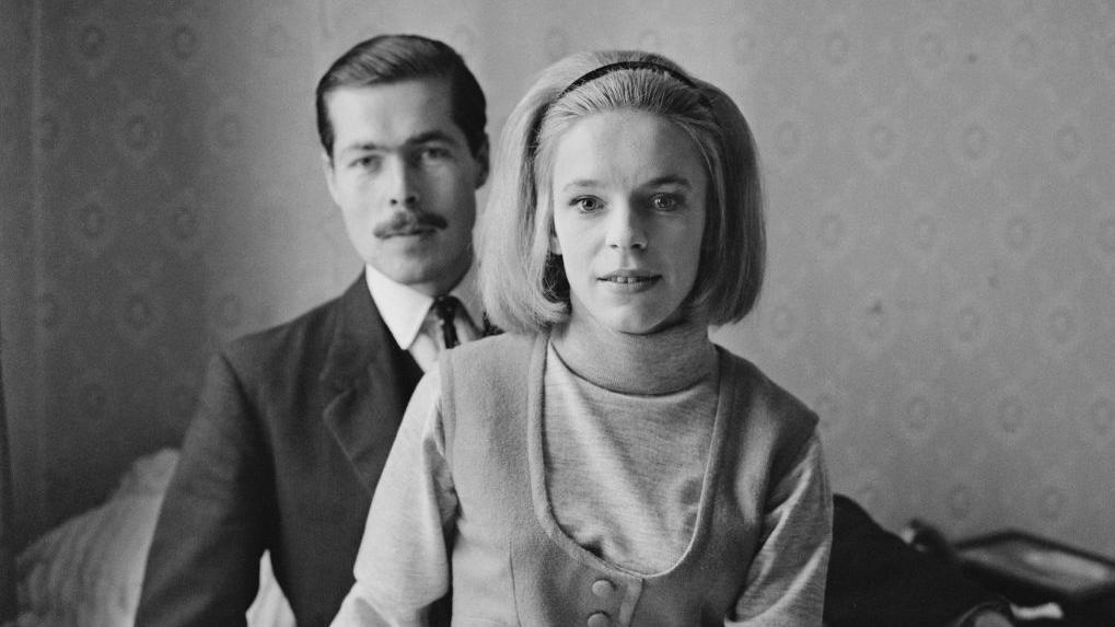 John Bingham, VII conde de Lucan (1934-?), junto a su futura esposa, Veronica Duncan (1937-2017), tras anunciar su compromiso el 14 de octubre de 1963. La pareja contrajo matrimonio el 20 de noviembre. En 1974, Lord Lucan desapareci&oacute;, sospechoso de asesinato. Nunca fue hallado y fue declarado muerto en 2016.