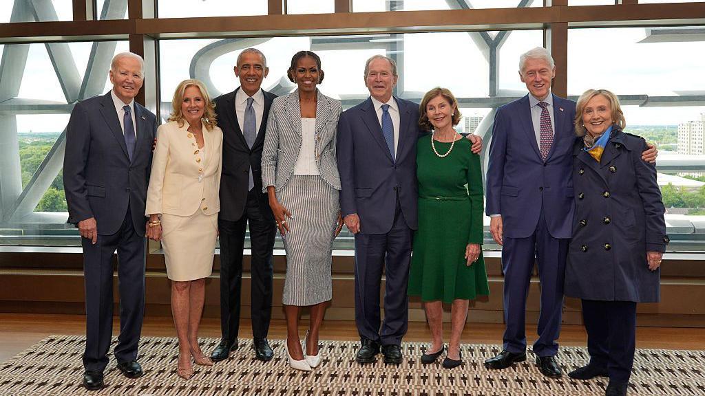 De izquierda a derecha, Joe y Jill Biden, Barack y Michelle Obama, George W. y Laura Bush y Bill y Hillary Clinton posan sonrientes antes de la ceremonia  de inauguraci&oacute;n.