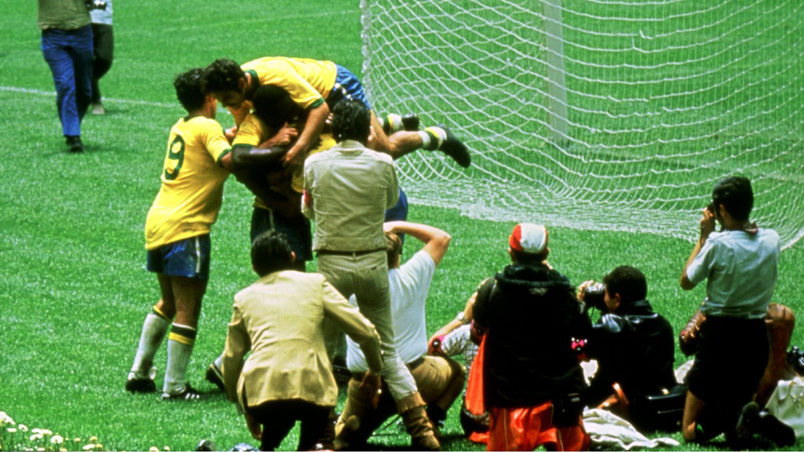 Los jugadores brasile&ntilde;os celebran un gol marcado en el partido final de la Copa del Mundo 1970 contra Italia.