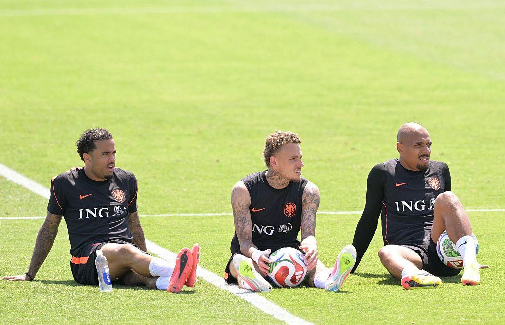 La selecci&oacute;n de Holanda se relaja tras un entrenamiento.