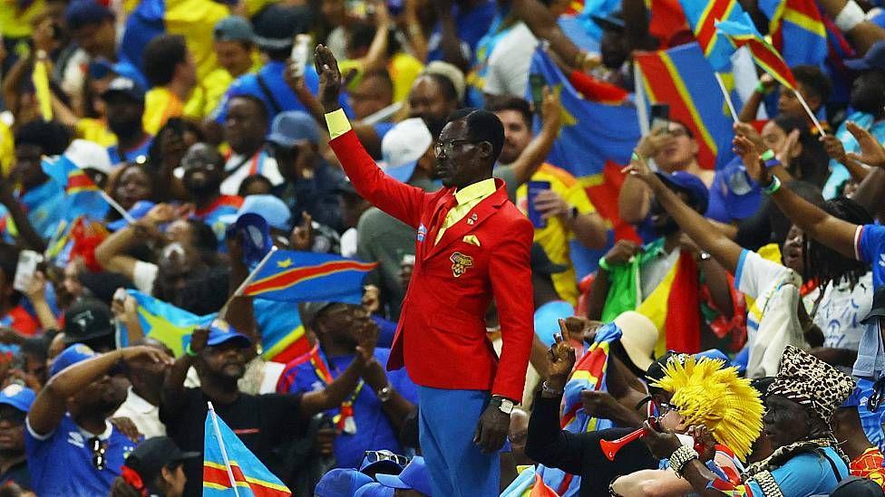 Lumumba Vea parado con el brazo en alto durante el partido entre la Rep&uacute;blica Democr&aacute;tica del Congo y Colombia
