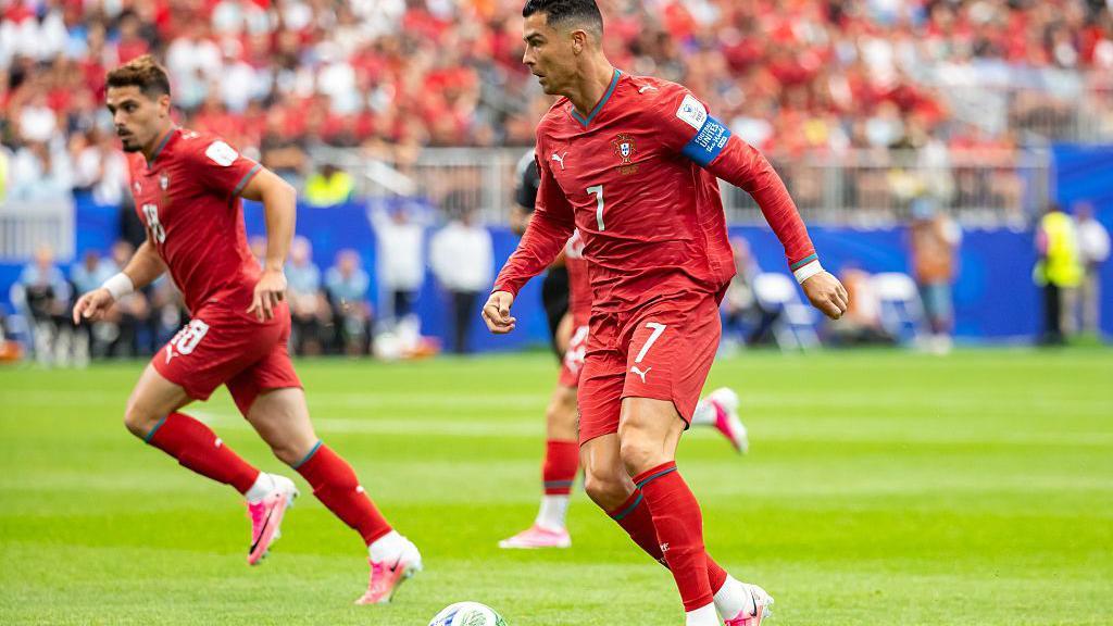 Cristiano Ronaldo (n.&ordm; 7), de Portugal, avanza con el bal&oacute;n durante el partido del Grupo K de la Copa Mundial de la FIFA 2026 entre Portugal y la Rep&uacute;blica Democr&aacute;tica del Congo
