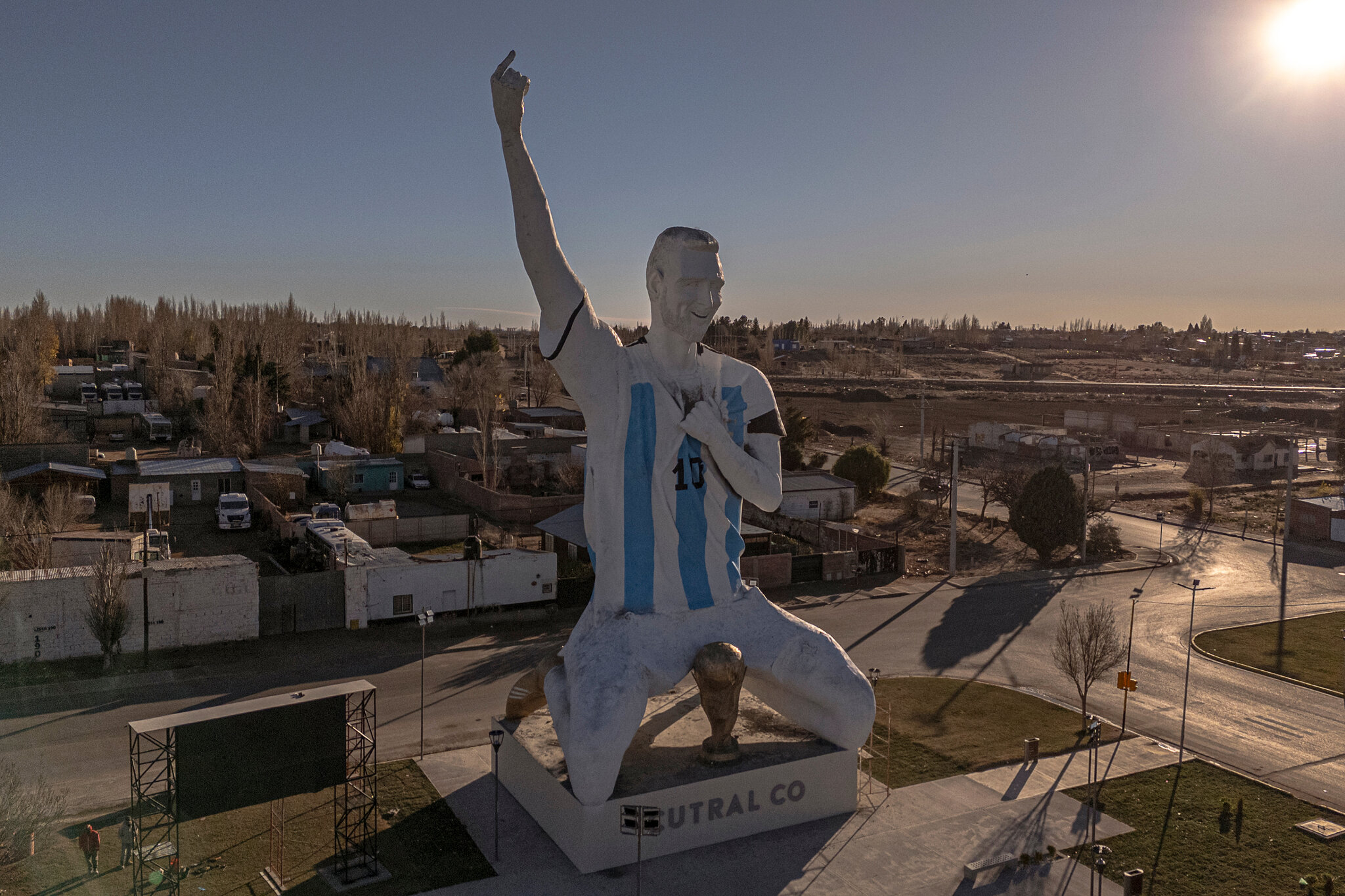 La carrera por esculpir al ‘dios viviente’ de Argentina