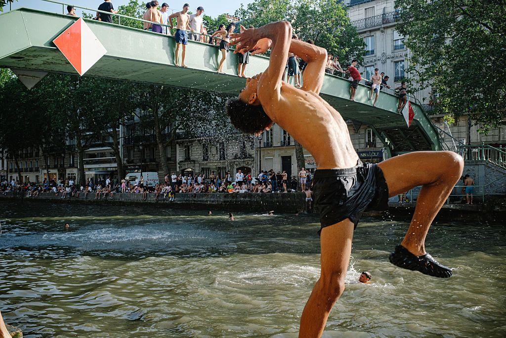 Miles de personas se han dirigido a los canales de Par&iacute;s para refrescarse.