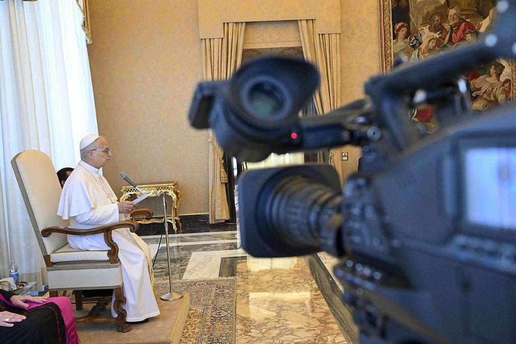 Una c&aacute;mara de televisi&oacute;n apunta hacia el Papa Le&oacute;n XIV mientras este pronuncia un discurso en el Palacio Apost&oacute;lico.
