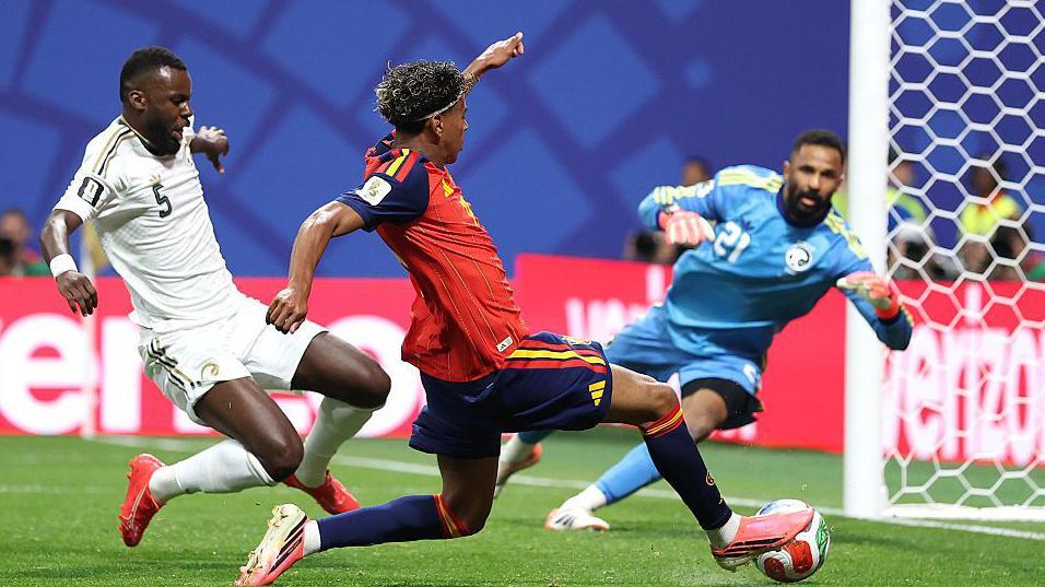 Momento en que el espa&ntilde;ol Yamin Lamal se dispone a anotar un gol contra Arabia Saudita.