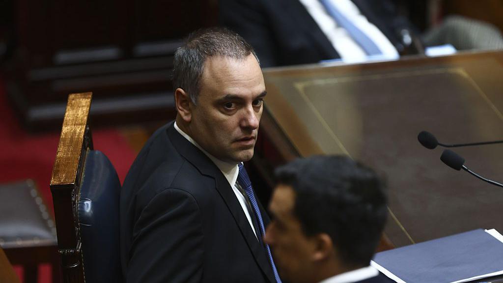 El escándalo de corrupción que rodea al gobierno de Argentina y que terminó con la renuncia de una de las figuras más cercanas a Milei
