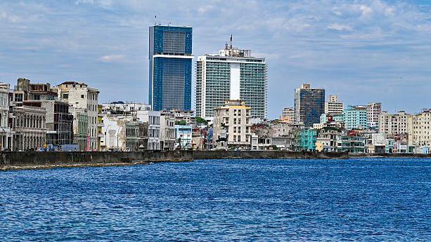 Vista de la costa de La Habana con hoteles del grupo Iberostar y Meli&aacute; en el fondo
