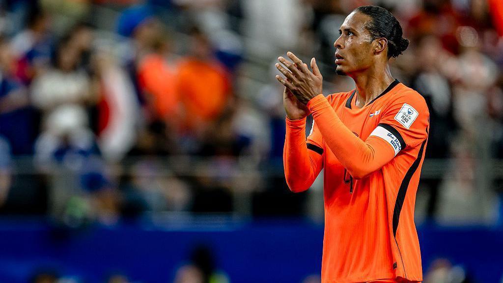 Virgil van Dijk, vistiendo el famoso uniforme naranja de los Pa&iacute;ses Bajos, aplaude a los aficionados durante el partido entre los Pa&iacute;ses Bajos y Jap&oacute;n en el Mundial de 2026 en Dallas, el 14 de junio de 2026.