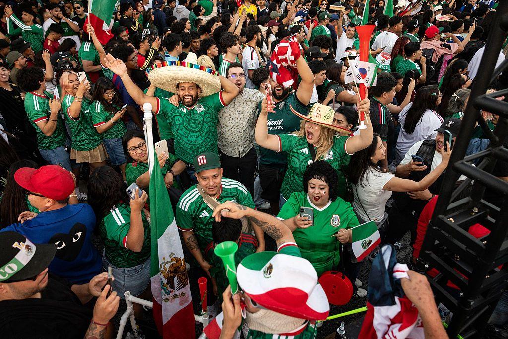 Los aficionados mexicanos celebran la victoria de su equipo en el partido del Mundial de 2026 entre Corea del Sur y M&eacute;xico, van vestidos con la camiseta de la selecci&oacute;n. 