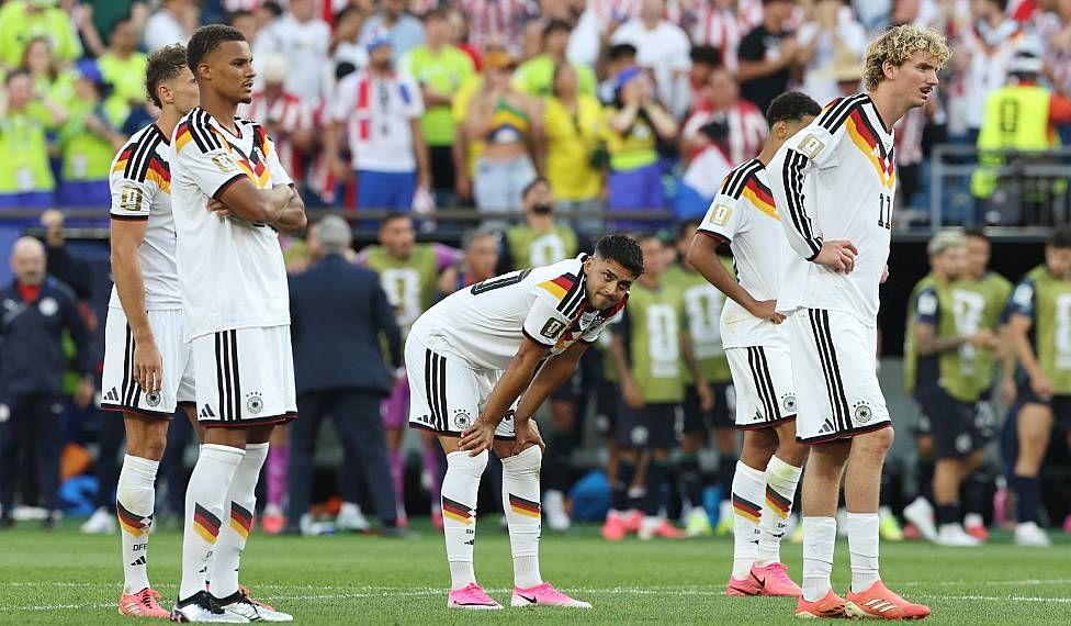 Jugadores alemanes cabizbajos luego de que uno de sus compa&ntilde;ero errara un penal contra Paraguay