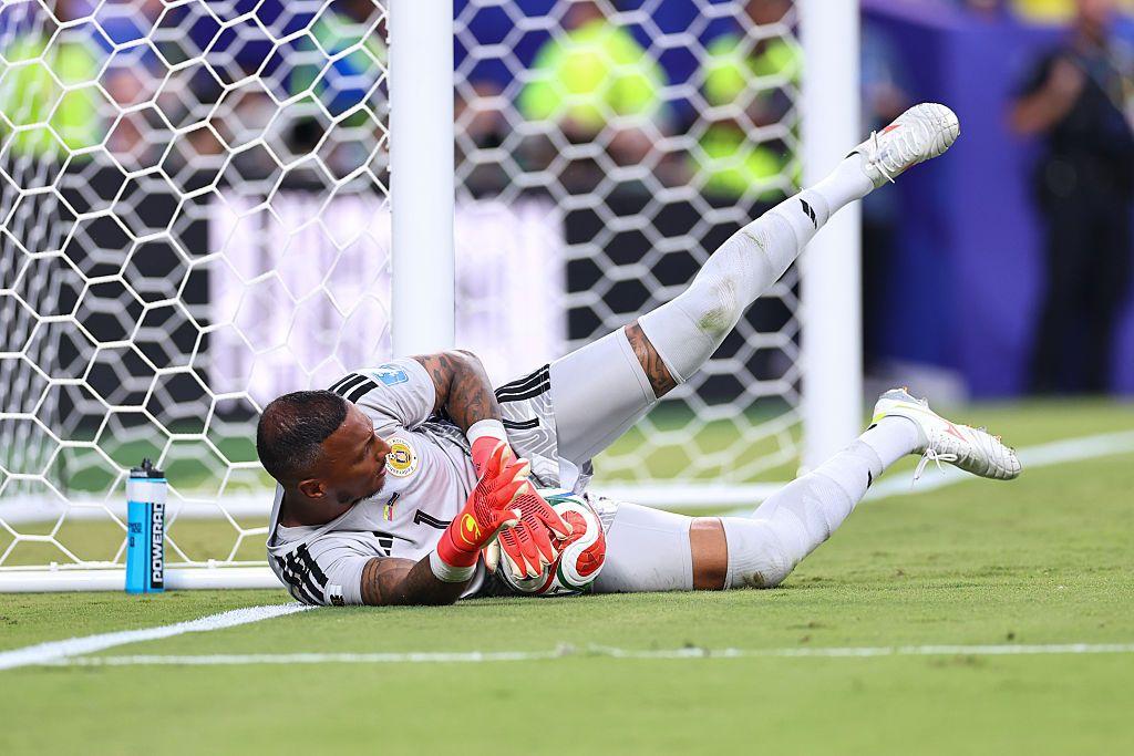 Room al momento de atrapar un bal&oacute;n durante el partido contra Ecuador.