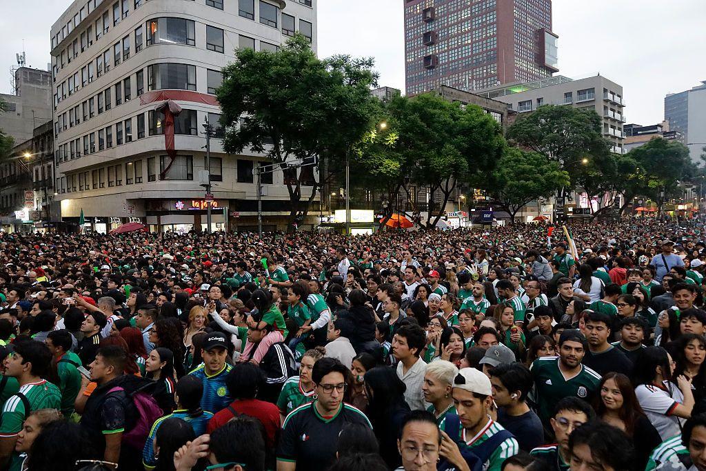 Una multitud festeja el triunfo de M&eacute;xico en Ciudad de M&eacute;xico